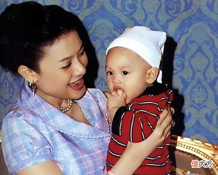 【爱历史】贵妃5个月不露面，苏提达穿粉色衣服笑容满面，对大公主很热情