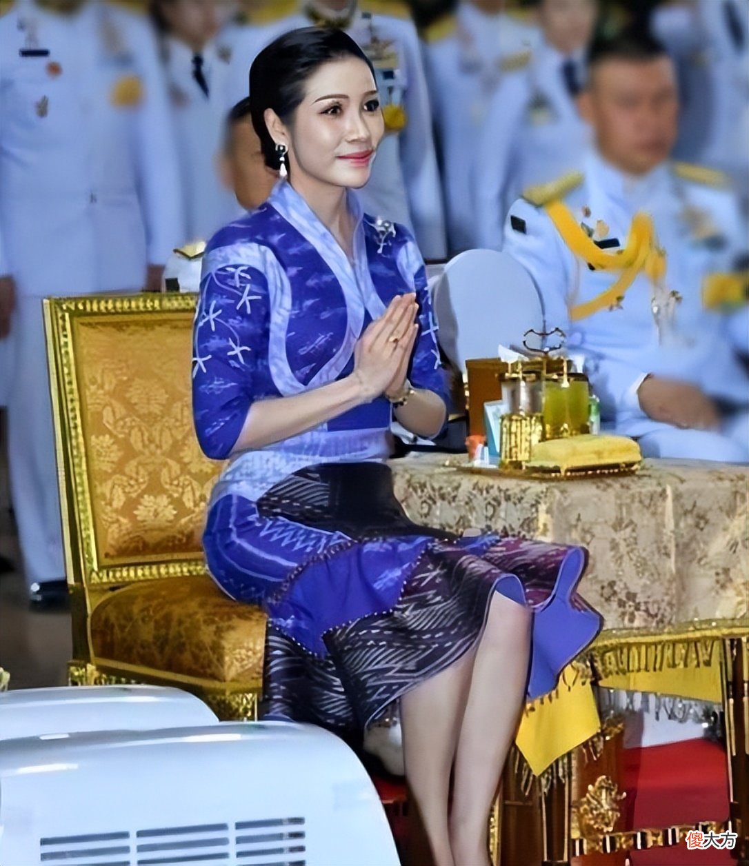【爱历史】贵妃5个月不露面，苏提达穿粉色衣服笑容满面，对大公主很热情