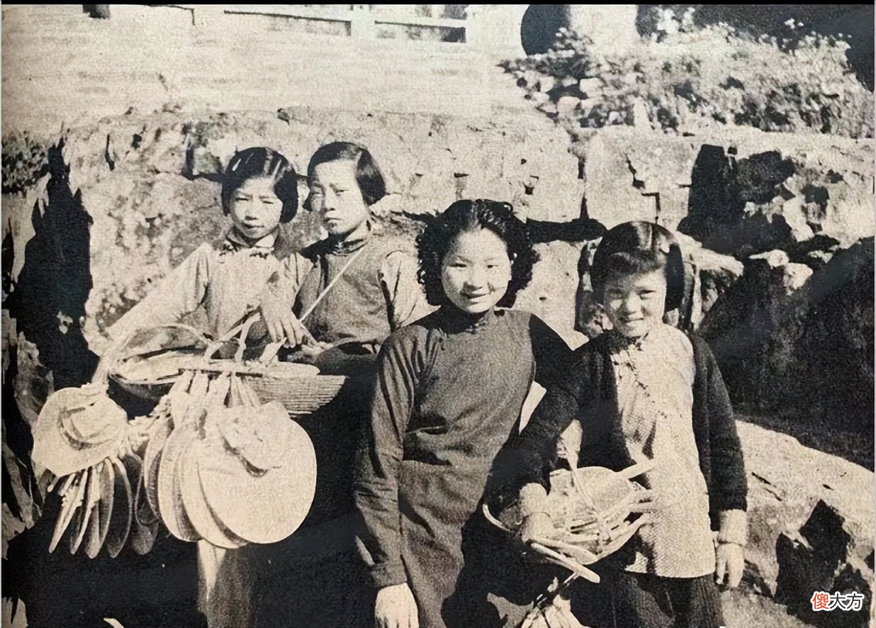 【历史故事】老照片：民国时期普通人的日常生活场景，虽然温馨但是很贫穷