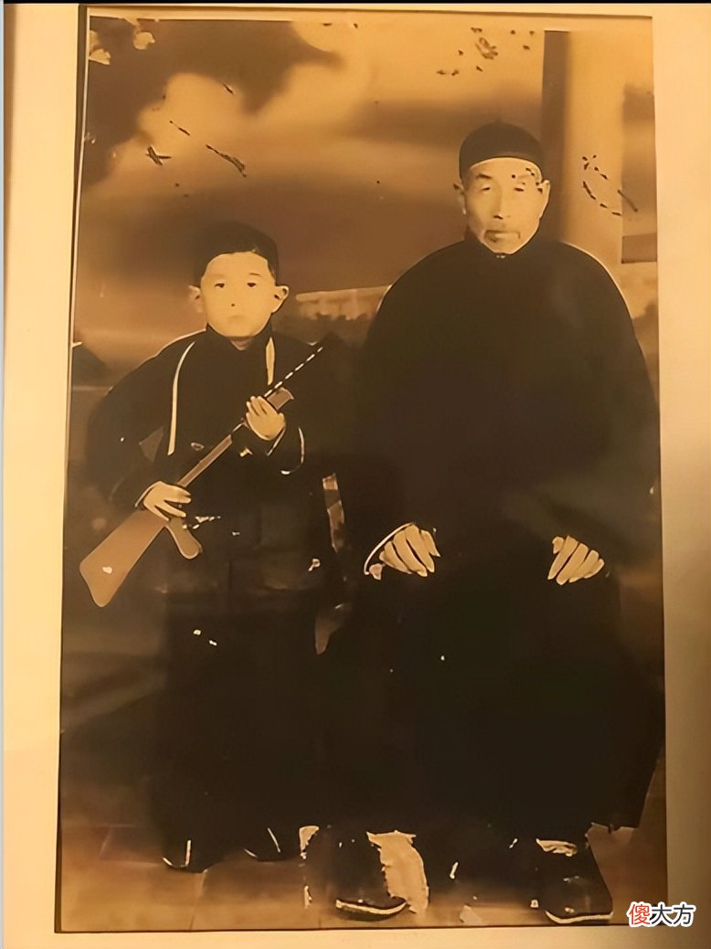 【历史故事】老照片：民国时期普通人的日常生活场景，虽然温馨但是很贫穷