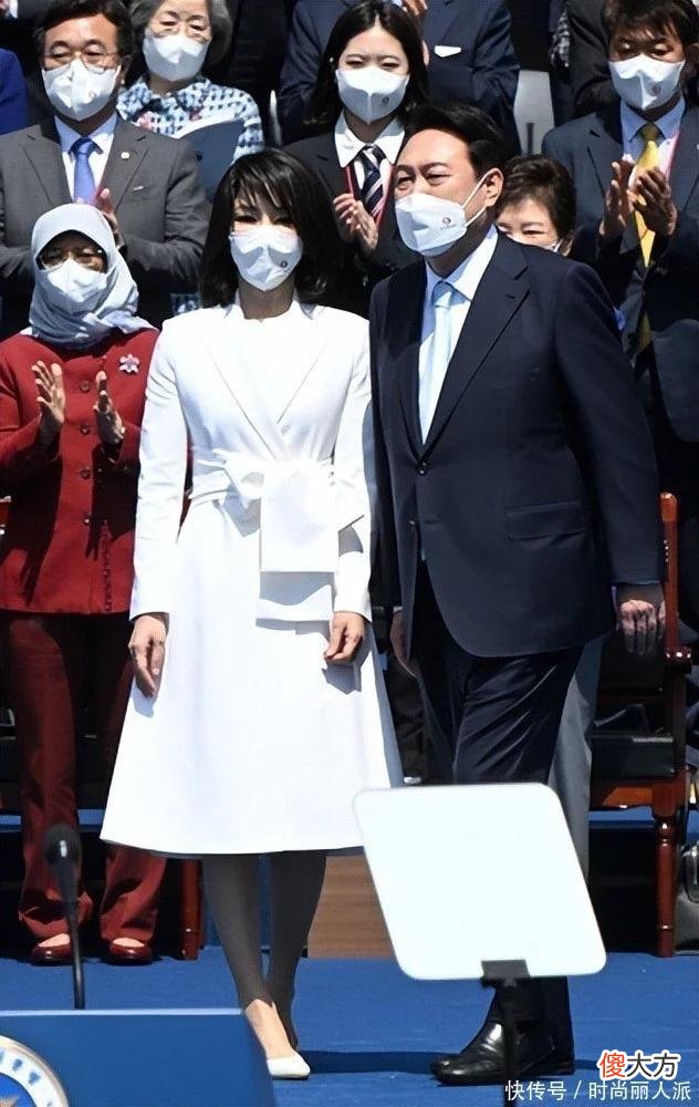 【就爱时尚】韩国第一夫人颜值太绝了！穿白裙参加晚宴惊艳全场，紧盯着老公都怕