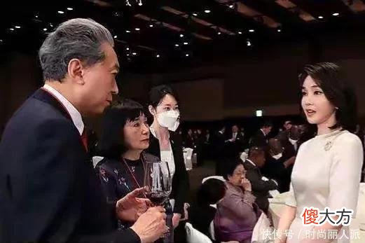 【就爱时尚】韩国第一夫人颜值太绝了！穿白裙参加晚宴惊艳全场，紧盯着老公都怕
