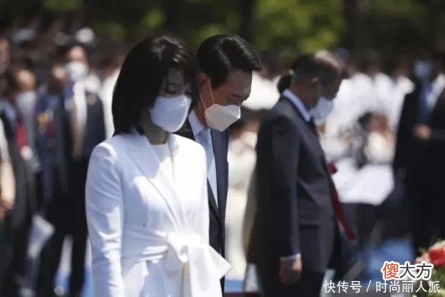 【就爱时尚】韩国第一夫人颜值太绝了！穿白裙参加晚宴惊艳全场，紧盯着老公都怕