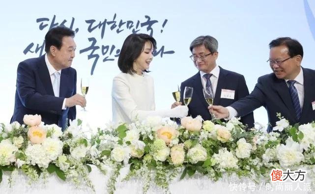 【就爱时尚】韩国第一夫人颜值太绝了！穿白裙参加晚宴惊艳全场，紧盯着老公都怕