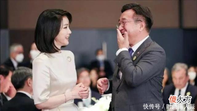 【就爱时尚】韩国第一夫人颜值太绝了！穿白裙参加晚宴惊艳全场，紧盯着老公都怕