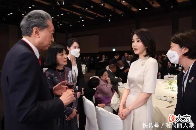 【就爱时尚】韩国第一夫人颜值太绝了！穿白裙参加晚宴惊艳全场，紧盯着老公都怕