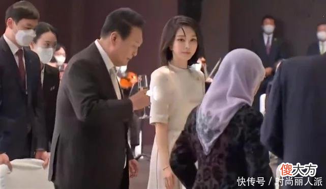 【就爱时尚】韩国第一夫人颜值太绝了！穿白裙参加晚宴惊艳全场，紧盯着老公都怕