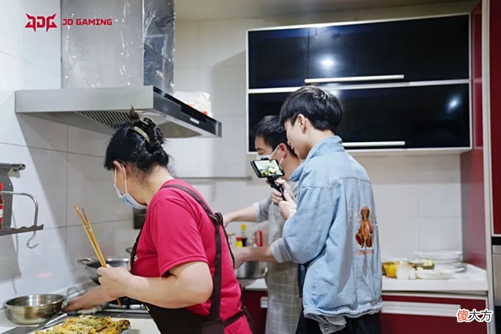 【游戏世界】每日一撸Zoom转会期拼命找队伍；Jankos与美女主播锁住了