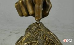 【游戏迷】为提炼黄金,炼金术师煮干5000升尿液,获得了造福世界的新物质