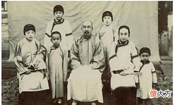 【爱历史】晚清老照片：图3溥仪瘦成了“A4腰”！格格们个个富态颜值高
