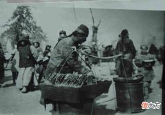 【爱历史】清朝老照片：图一是百年前的冰糖葫芦，图三的衣服集市和现代很像