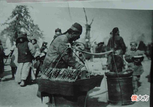 【爱历史】清朝老照片：图一是百年前的冰糖葫芦，图三的衣服集市和现代很像