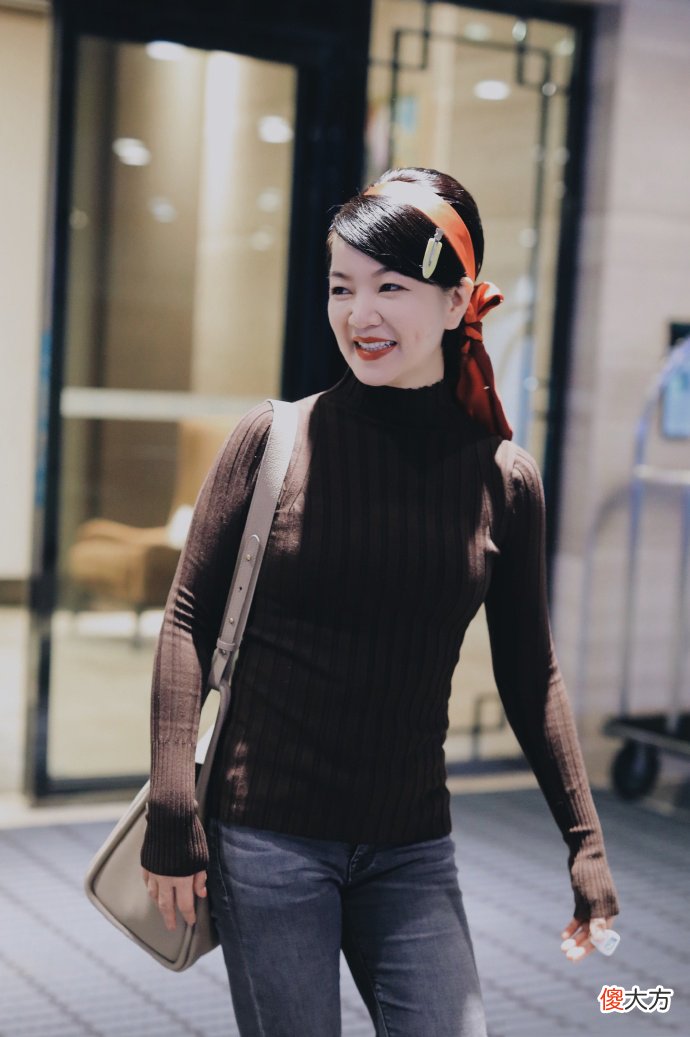 【时尚一点】浪姐打卡！阿雅上班路透曝光，牛仔服配皮裤有点飒，短发显年龄了