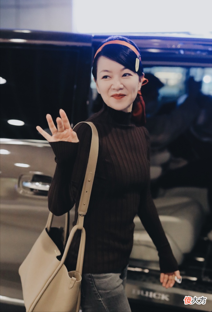 【时尚一点】浪姐打卡！阿雅上班路透曝光，牛仔服配皮裤有点飒，短发显年龄了