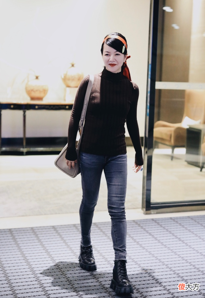 【时尚一点】浪姐打卡！阿雅上班路透曝光，牛仔服配皮裤有点飒，短发显年龄了