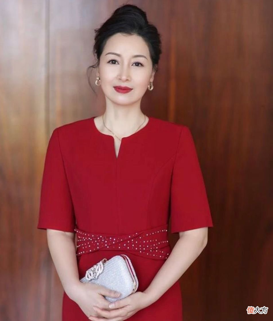 【时尚一点】中年女人戴首饰在“质”不在“量”，记住这3选3不选，才优雅得体