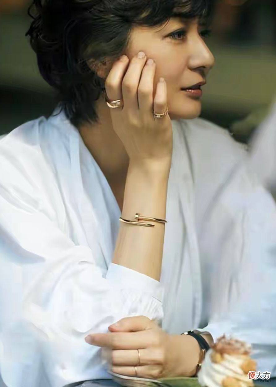 【时尚一点】中年女人戴首饰在“质”不在“量”，记住这3选3不选，才优雅得体