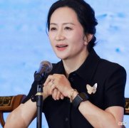 【时尚一点】中年女人戴首饰在“质”不在“量”，记住这3选3不选，才优雅得体