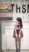 【就爱时尚】小个子女生的穿搭学院风满满，色的短袖衬衫搭配格子百褶裙活力十足