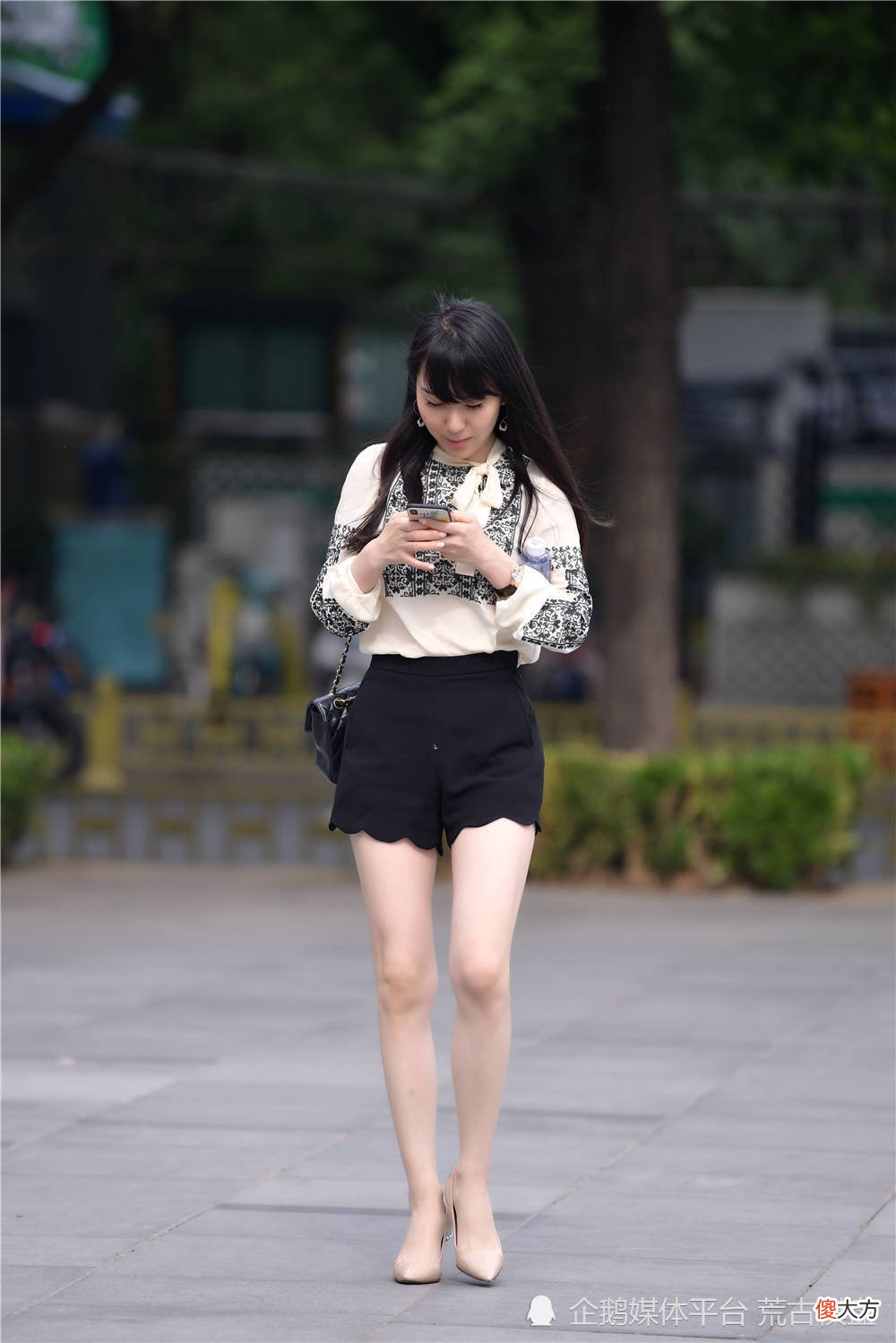 【时尚一点】杏色尖头细跟鞋，搭配黑色高腰短裤，白色衬衫上还有刺绣点缀