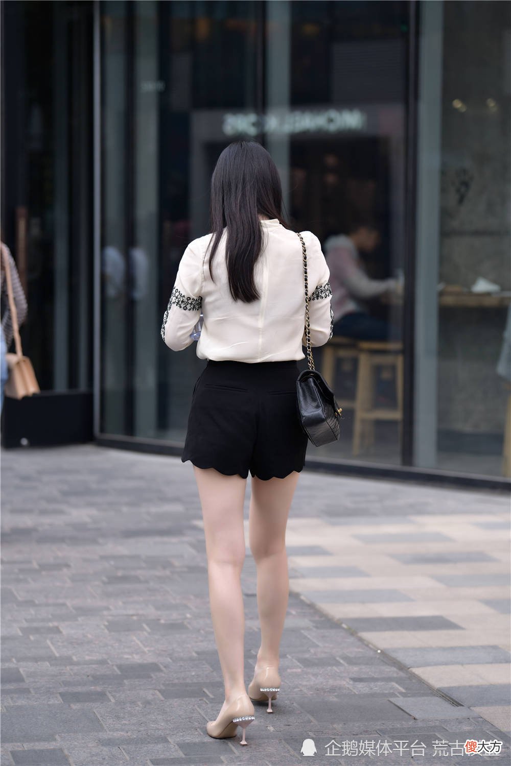 【时尚一点】杏色尖头细跟鞋，搭配黑色高腰短裤，白色衬衫上还有刺绣点缀