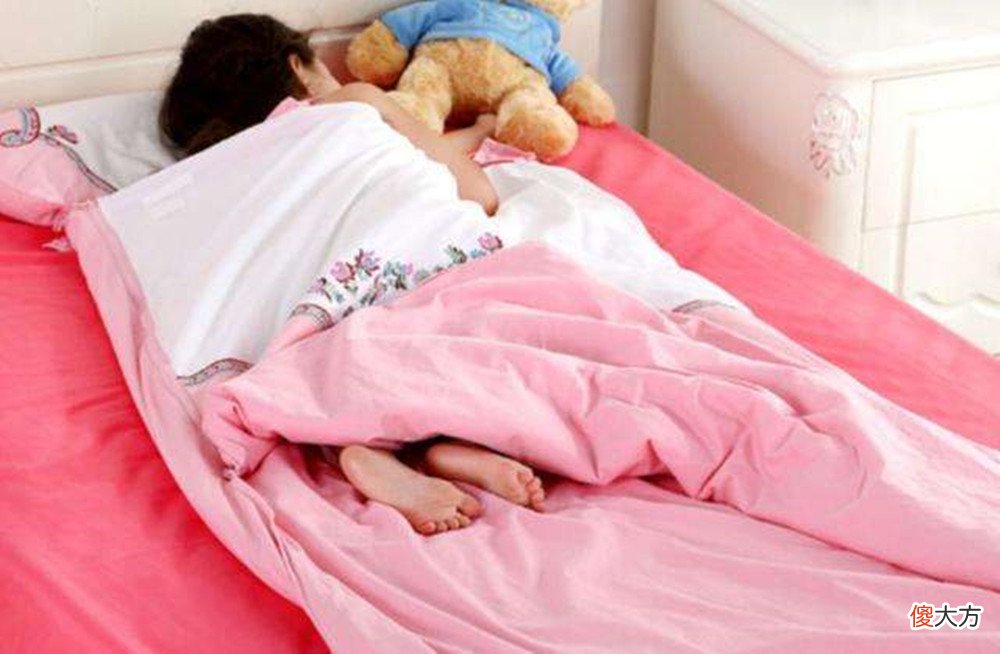 宝宝睡觉时总“蹬被子”，为什么却不见他生病？