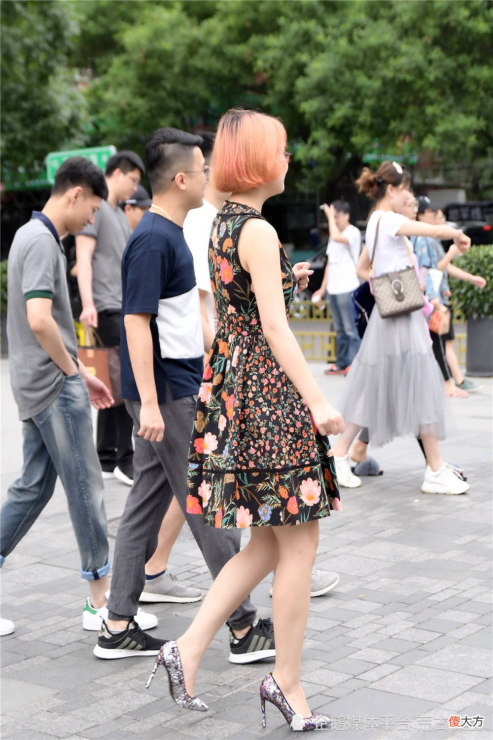【时尚一点】时尚的姑娘，出门要精致一些，她们喜欢穿着尖头细跟鞋