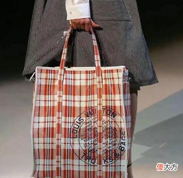 【时尚一点】国际大牌为博人眼球推出的奇葩新品,破烂程度堪比垃圾堆里翻出来,售价过万!