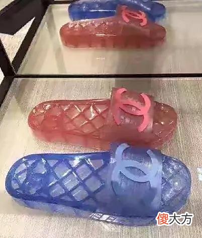 【时尚一点】国际大牌为博人眼球推出的奇葩新品,破烂程度堪比垃圾堆里翻出来,售价过万!