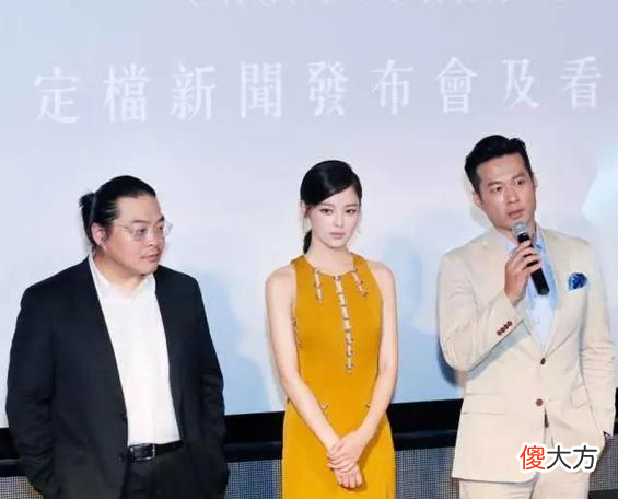 【时尚一点】辛芷蕾真是咋贵气咋穿，红色丝绒裙配金色刺绣，看着真挺霸气的