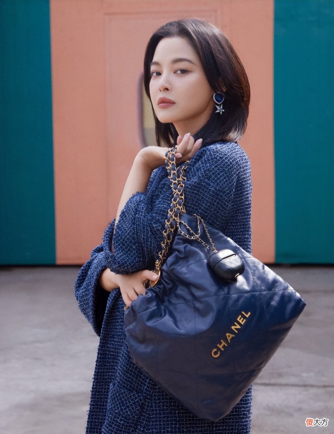 【时尚一点】今年最火的原来是香奈儿22手袋，从超模到女星都在背，挺有个性的