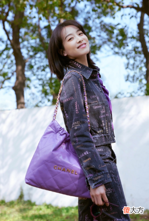 【时尚一点】今年最火的原来是香奈儿22手袋，从超模到女星都在背，挺有个性的
