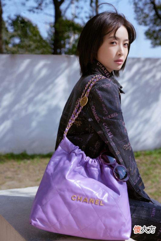 【时尚一点】今年最火的原来是香奈儿22手袋，从超模到女星都在背，挺有个性的