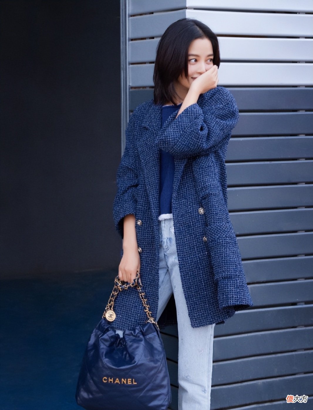 【时尚一点】今年最火的原来是香奈儿22手袋，从超模到女星都在背，挺有个性的