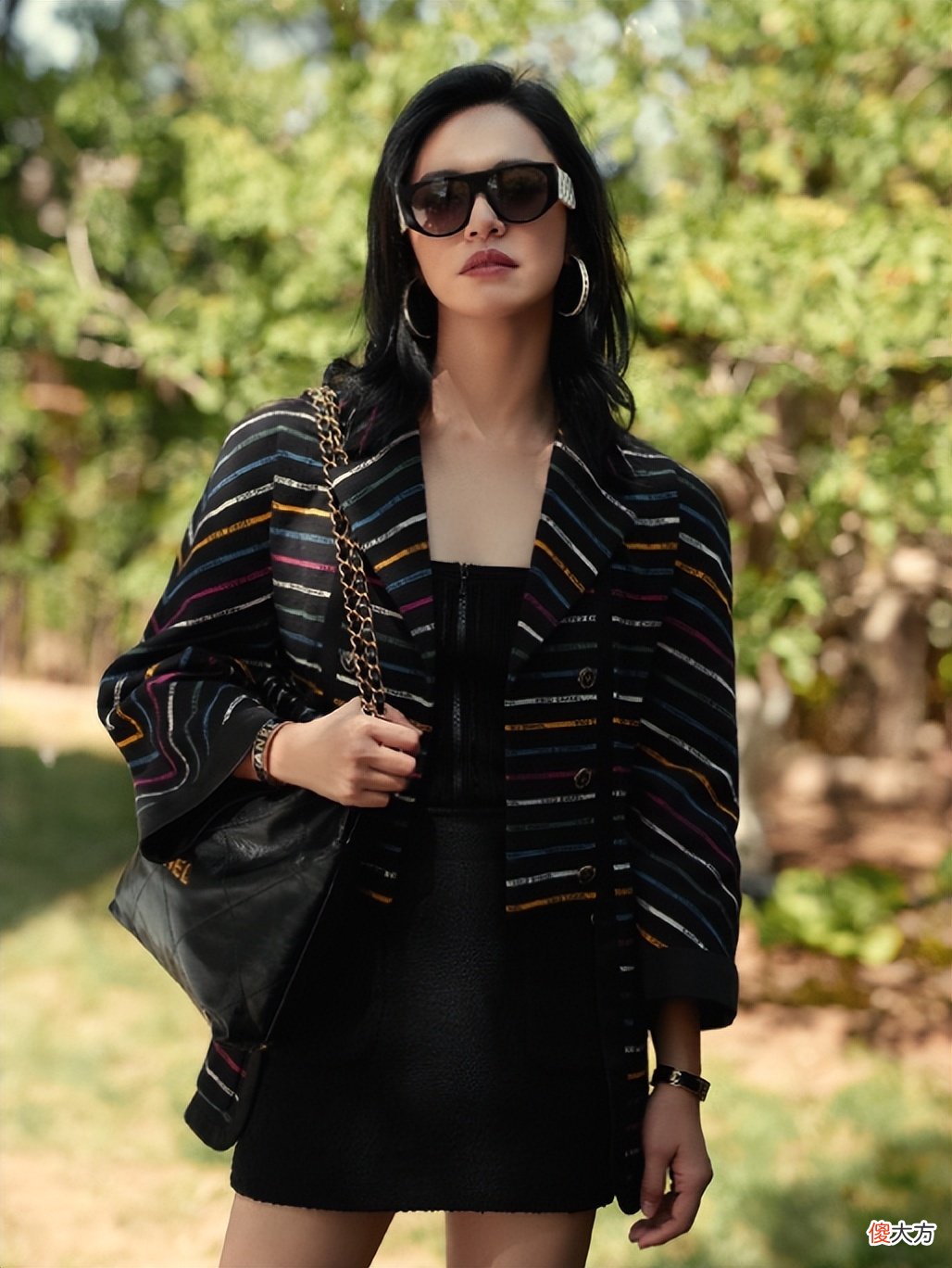 【时尚一点】今年最火的原来是香奈儿22手袋，从超模到女星都在背，挺有个性的