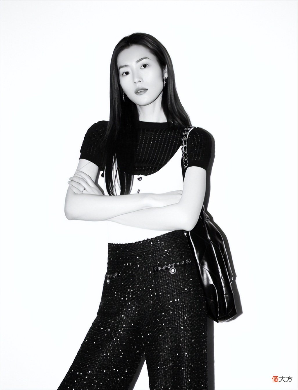 【时尚一点】今年最火的原来是香奈儿22手袋，从超模到女星都在背，挺有个性的