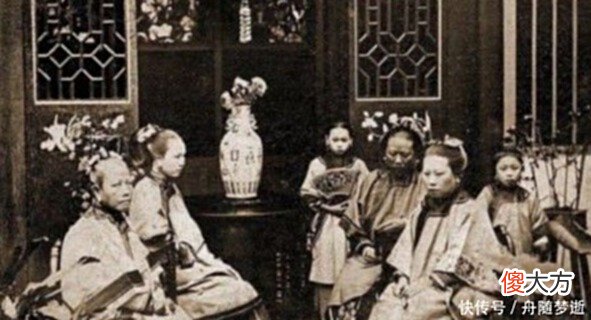 【历史故事】罕见的清朝老照片，女人慵懒又多姿，难以想象那个年代的生活！