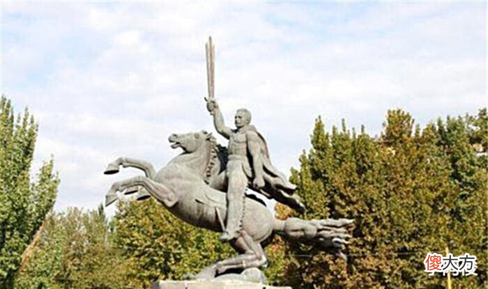 【爱历史】三国名将逃至亚美尼亚,200年后子孙却成统治者,其雕像屹立至今