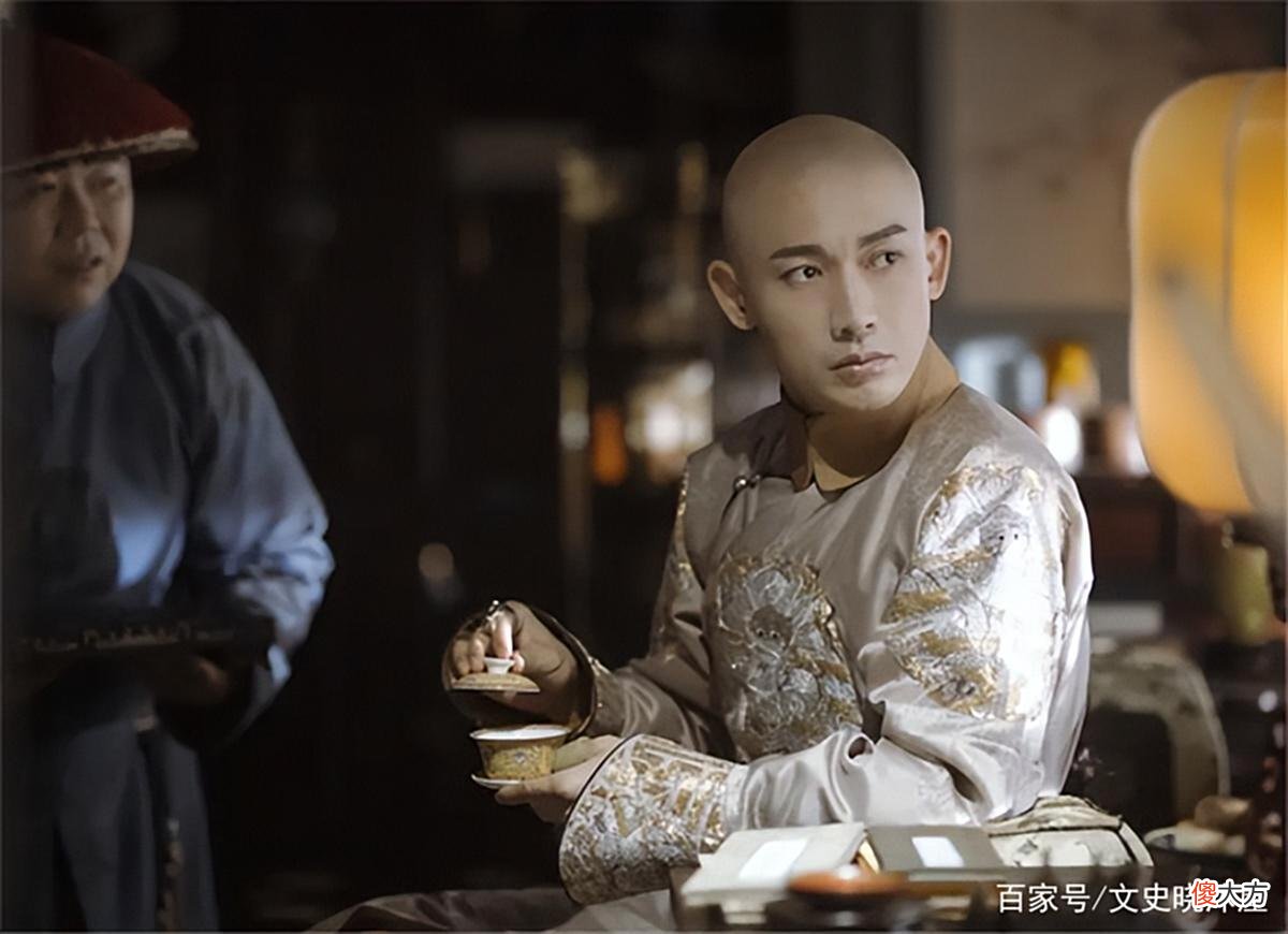 【历史故事】乾隆皇帝真实相貌，被国外画家偷偷还原，网友：和一位明星好像