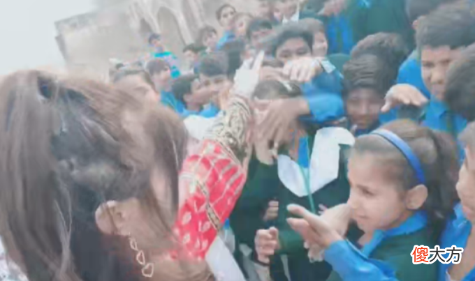 三岁伊的巴基斯坦之旅让人神往，她就是人美心善的代表嘛