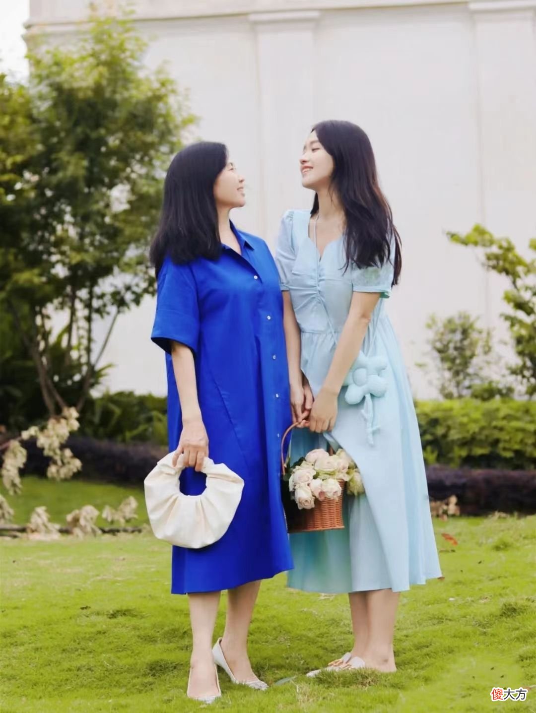 【时尚一点】五短身材的女人怎么穿更显气质？学学这位上了年纪的妈妈，好美