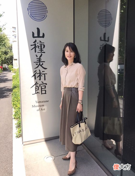 【时尚一点】优雅到骨子里的日本主妇，穿衣简约又气质，50岁的年纪40岁的外表