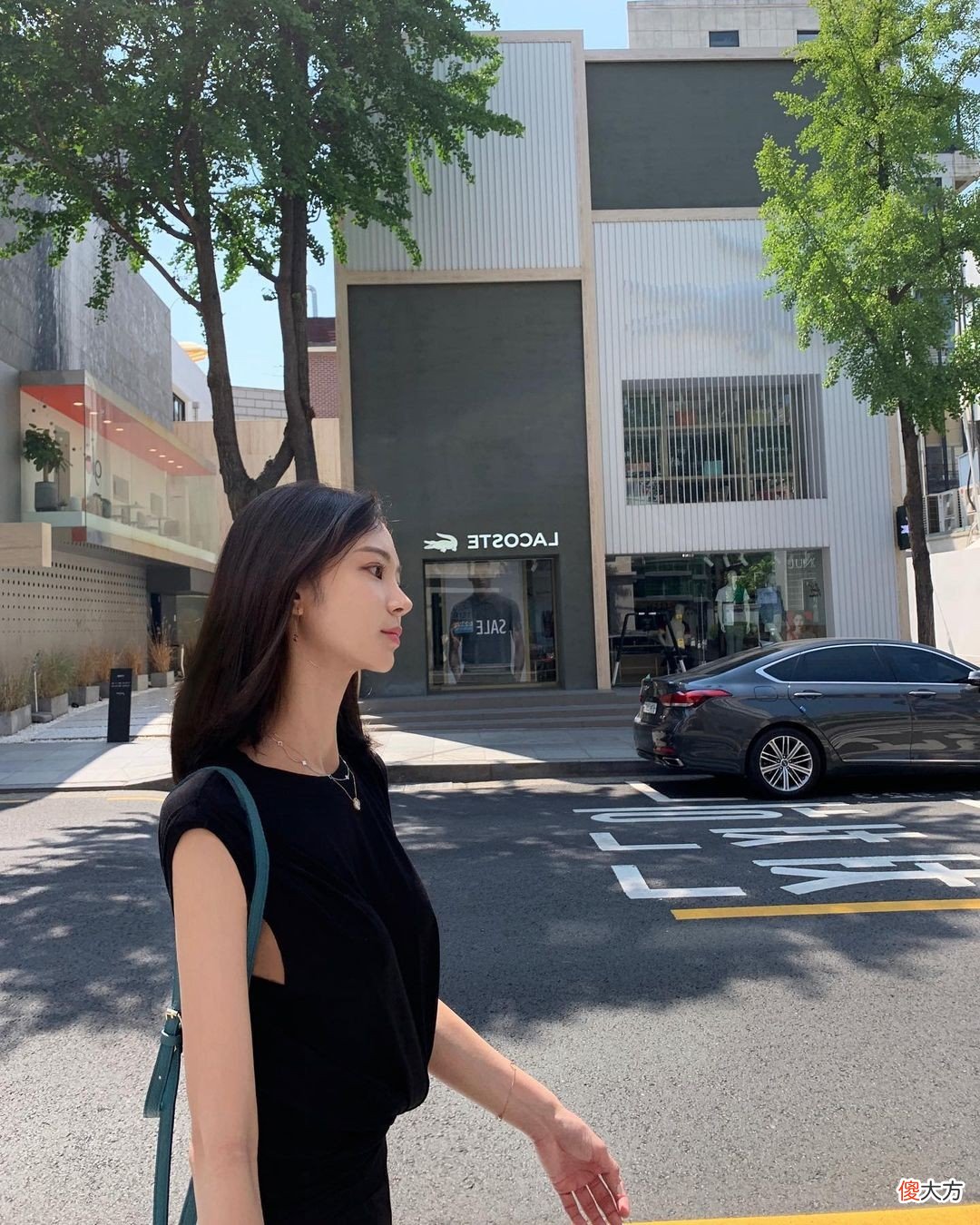【时尚一点】别再说无袖衫不好穿，那是因为你不会搭配，3种思路帮你变时髦