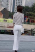 【时尚一点】美女身穿黑白条纹上衣搭配紧身白色裤子，女人味十足