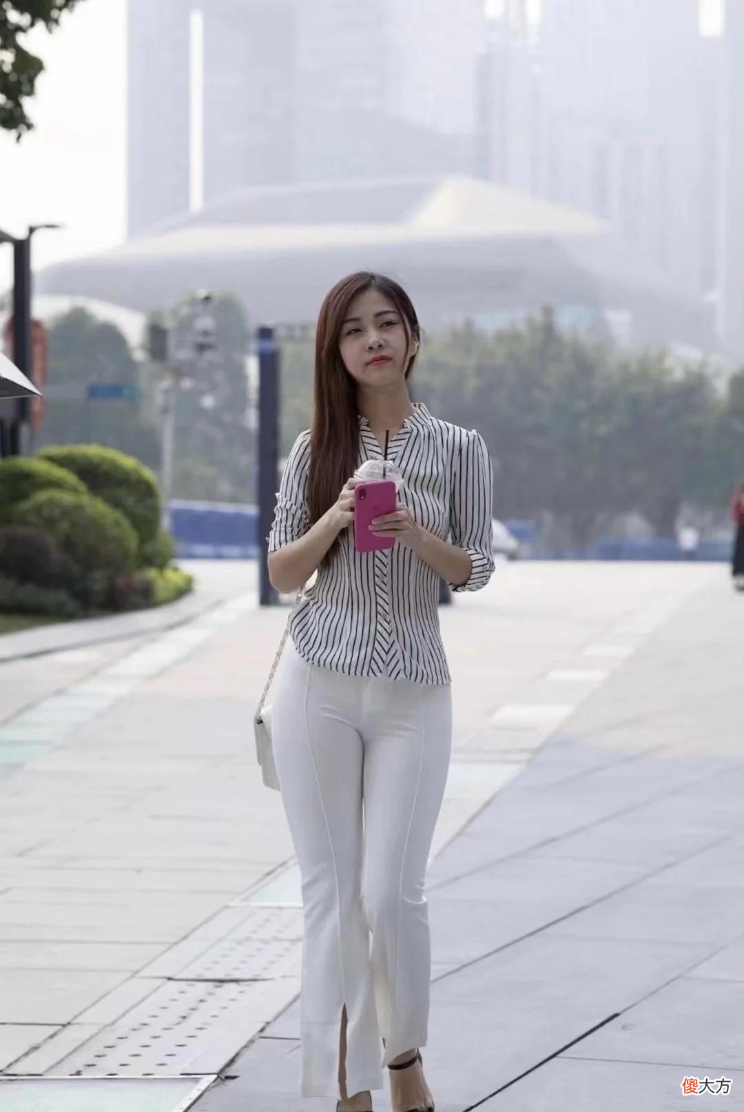 【时尚一点】美女身穿黑白条纹上衣搭配紧身白色裤子，女人味十足