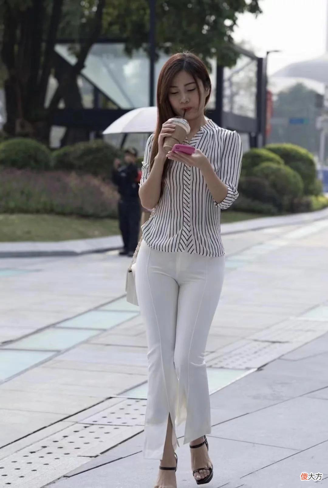 【时尚一点】美女身穿黑白条纹上衣搭配紧身白色裤子，女人味十足