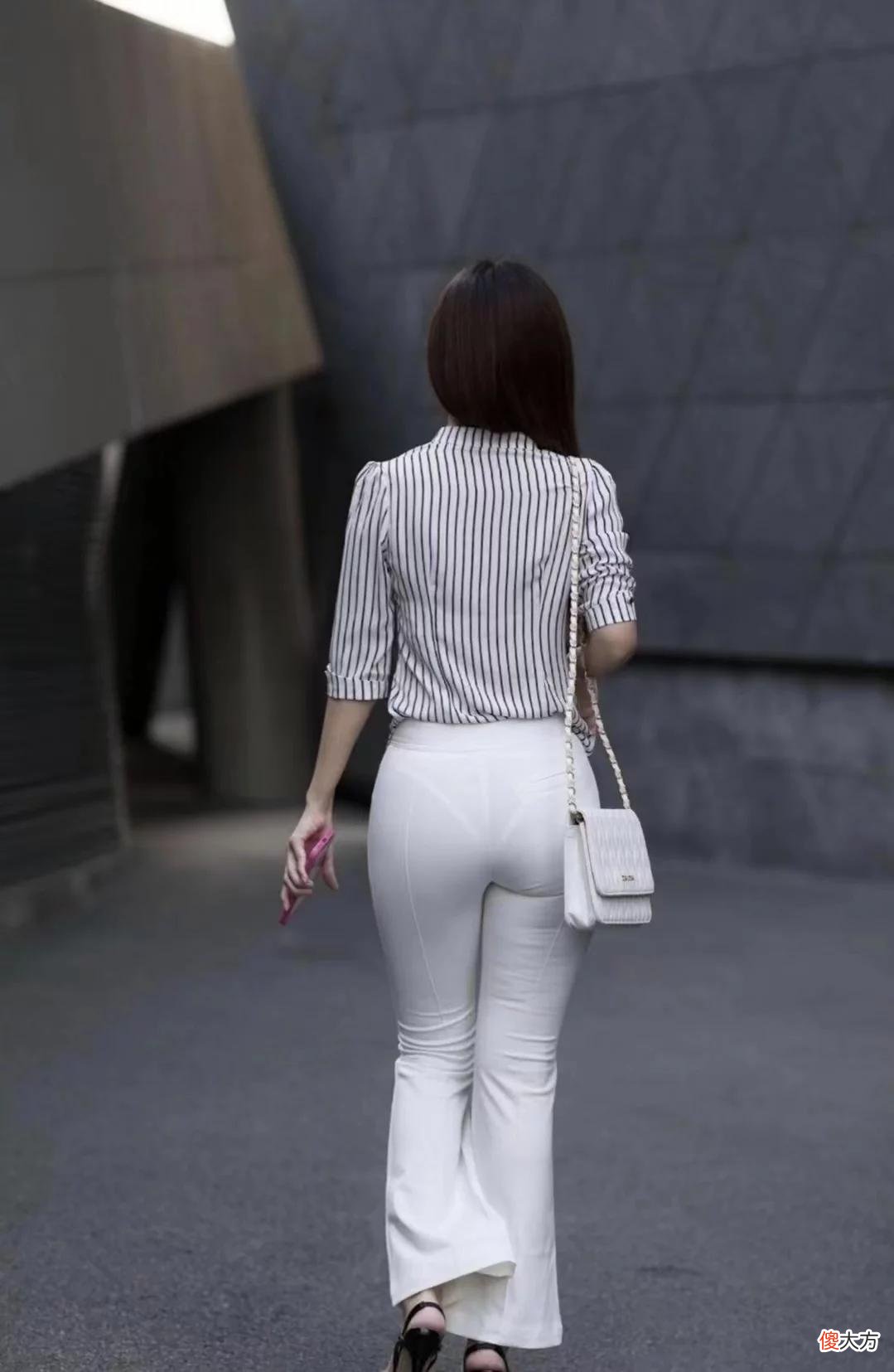 【时尚一点】美女身穿黑白条纹上衣搭配紧身白色裤子，女人味十足