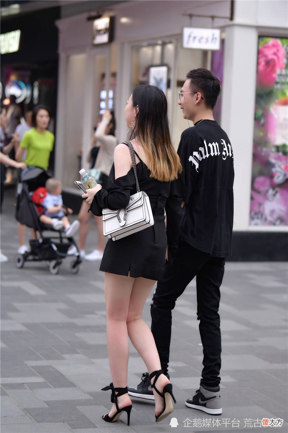 【就爱时尚】时尚美女喜欢凉鞋，细跟的凉鞋搭配，夏季可以穿着出门