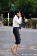 【就爱时尚】灰色渐变筒裙，搭配白色衬衫，杏色的尖头细跟鞋，提升气质