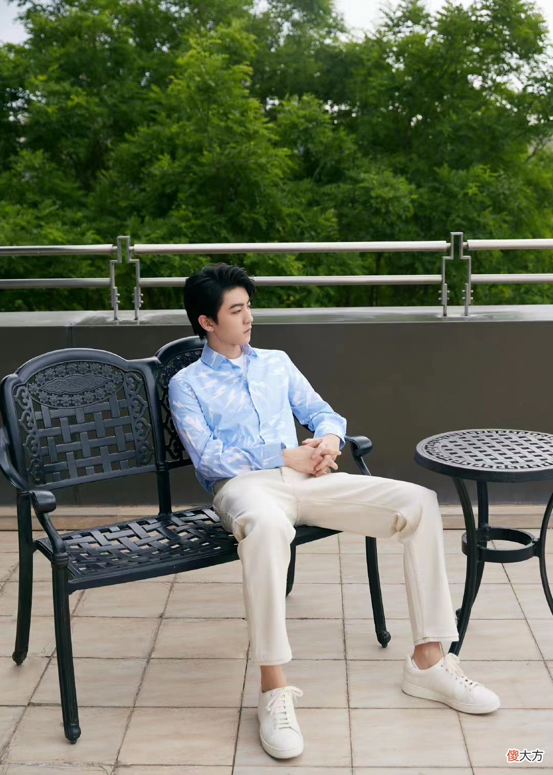 【就爱时尚】王俊凯初夏私服，浅蓝色衬衫配白色休闲裤，帅气有型，魅力十足